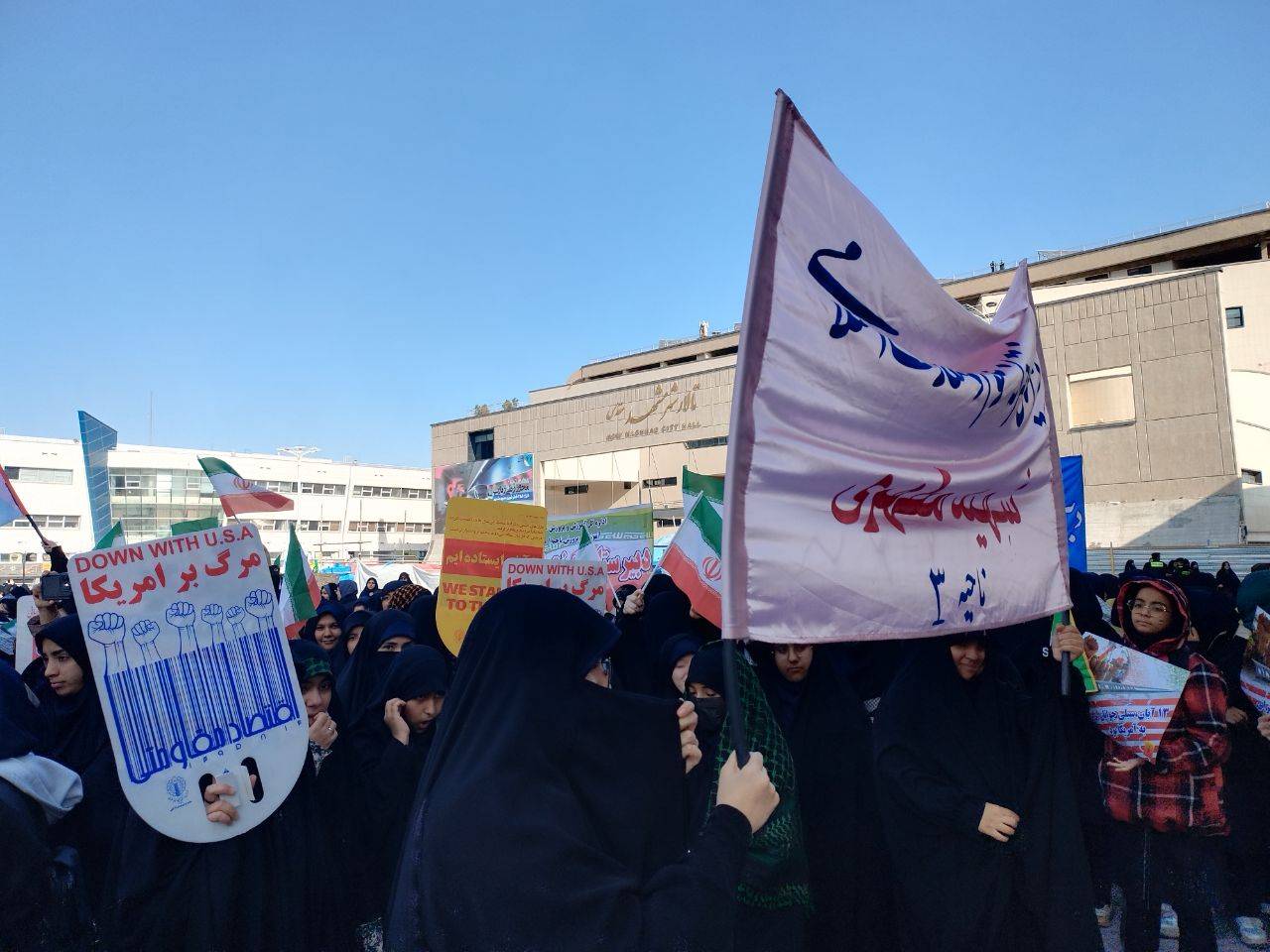 حضور پر شور دانش آموزان در راهپیمایی 13 آبان